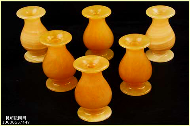 米黄玉花瓶